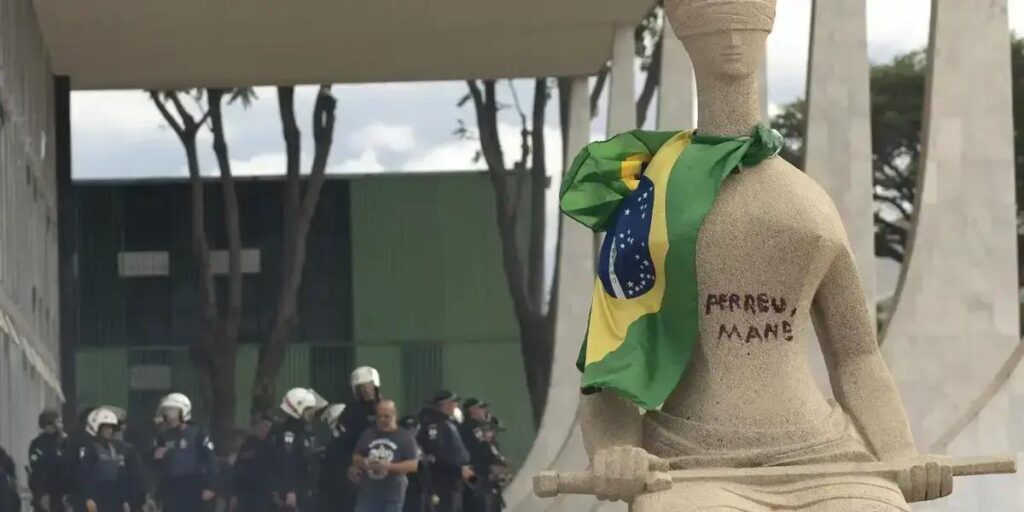 Moraes mantém pena de 14 anos para cabeleireira que pichou estátua do STF