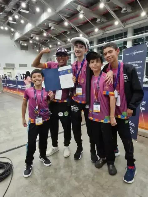 Projeto Na Mochila conquista medalha de prata em torneio internacional de robótica