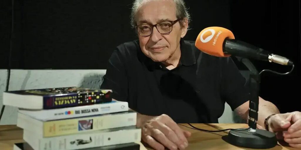 Ruy Castro homenageia Tom Jobim em nova série na Rádio MEC