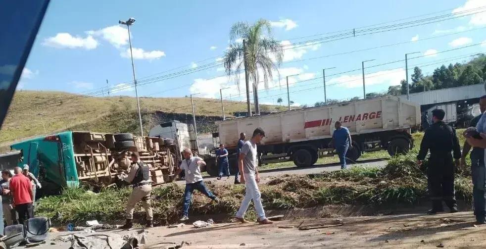 Acidente de ônibus na BR-040 em Juiz de Fora deixa quatro mortos e 12 feridos