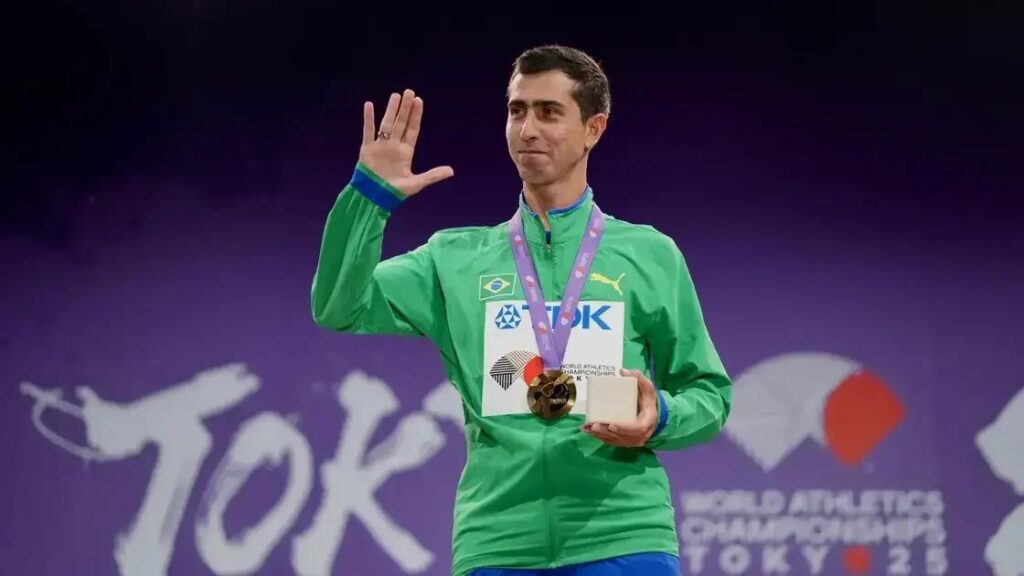 Caio Bonfim conquista o ouro na marcha atlética em Tóquio