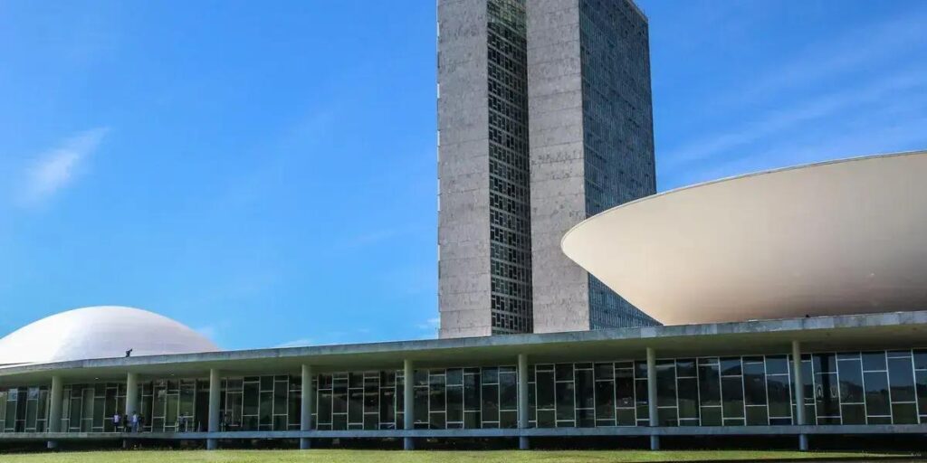 Câmara dos Deputados avança em projeto que revoga diretrizes de aborto legal