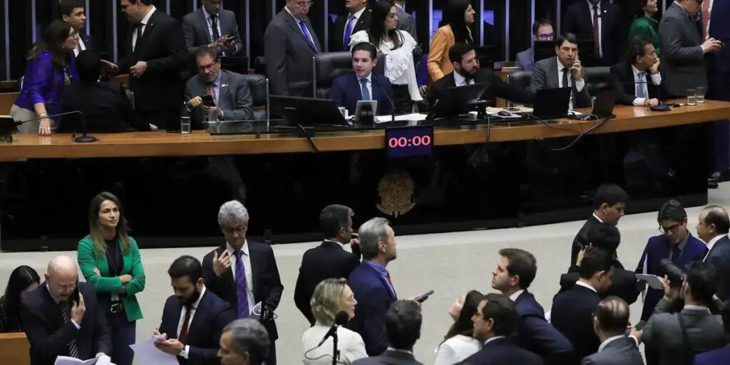 Câmara dos Deputados rejeita voto secreto na PEC da Blindagem por falta de quórum
