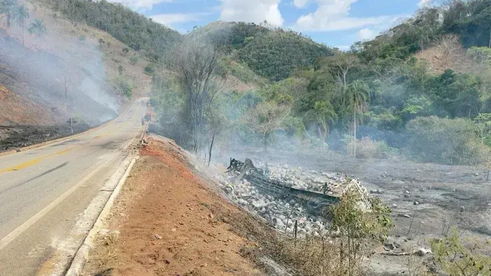 Caminhão com botijões de gás tomba e causa explosão na MGC-120 em Minas Gerais