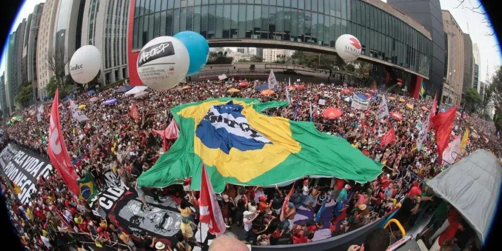 Cerca de 42 mil pessoas protestam em São Paulo contra a PEC da Blindagem
