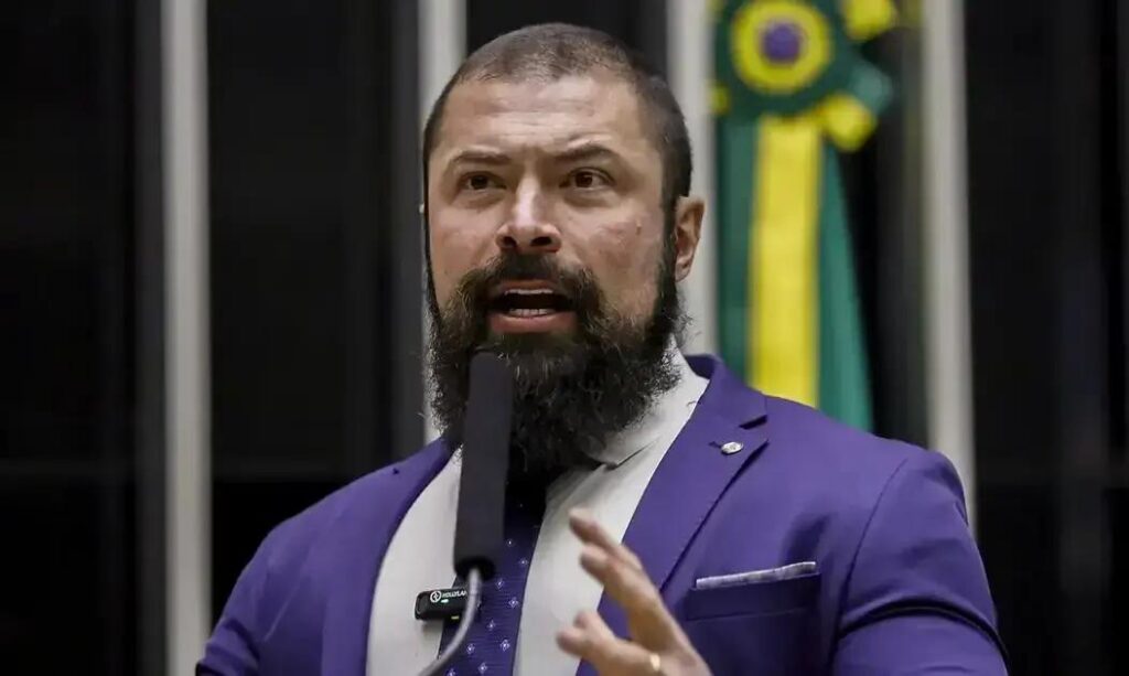 Deputado defende divisão do Brasil em Norte e Sul durante podcast