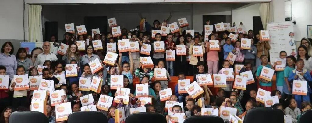 Fundação ArcelorMittal distribui óculos para 137 alunos em João Monlevade