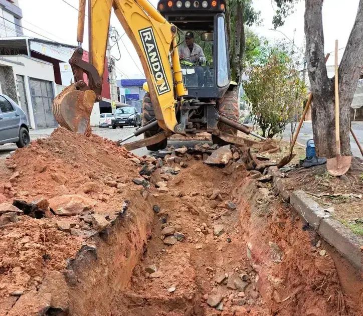 Intervenção do Saae bloqueia meia pista da MG-129 em Itabira