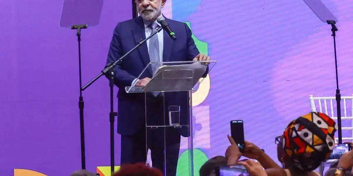 Lula sanciona ampliação da licença-maternidade e inicia conferência sobre políticas para mulheres