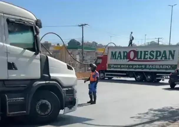 Motorista bloqueia avenida em Contagem e ameaça incendiar caminhão