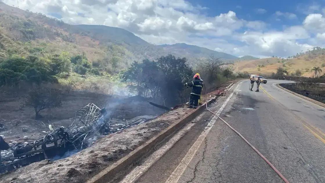 Motorista é resgatado de caminhão com gás em chamas na MG-120
