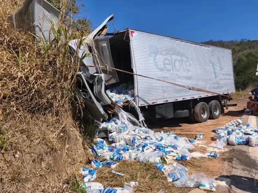 Motorista fica preso após caminhão carregado de arroz colidir na MGC-120