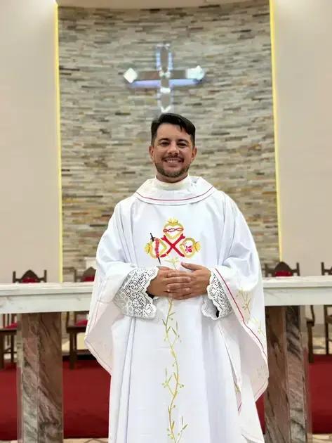 Padre Anderson Ferreira celebra uma década de sacerdócio em Itabira