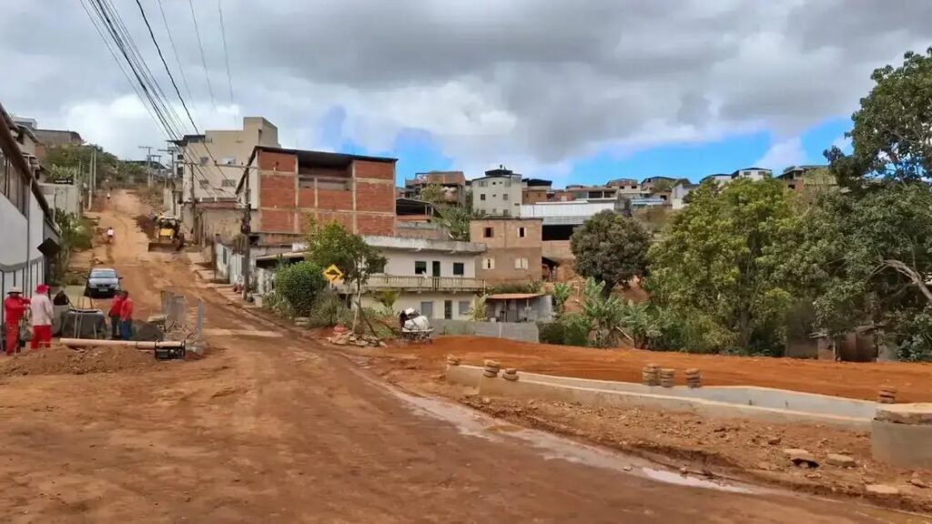 Prefeitura de João Monlevade inicia asfaltamento da rua Leonardo Diniz com recursos próprios