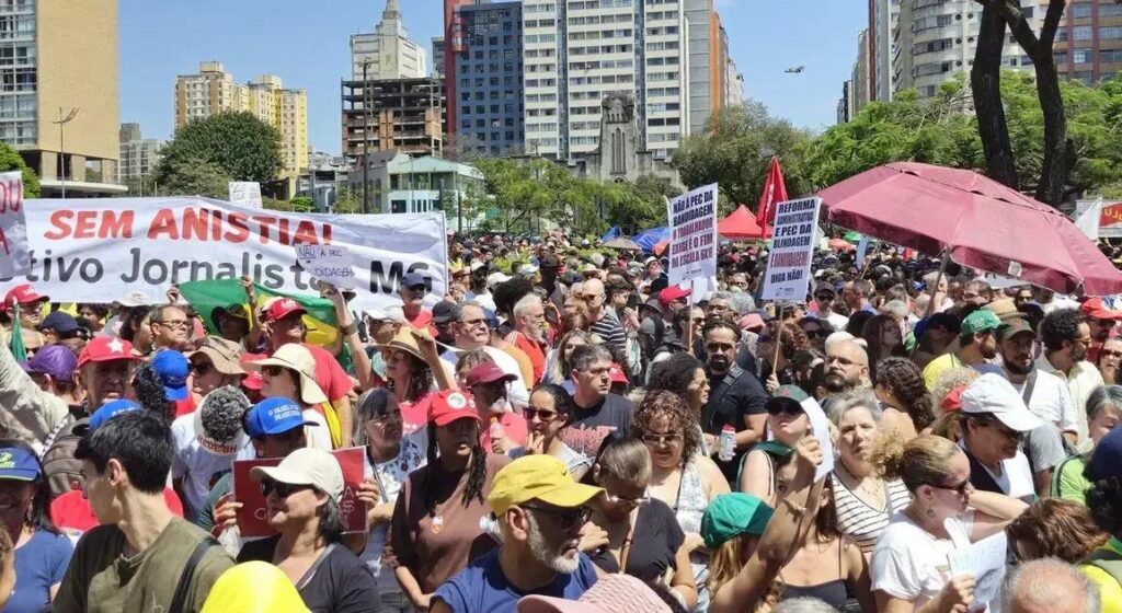 Protestos em várias capitais do Brasil contra a PEC da Blindagem e anistia