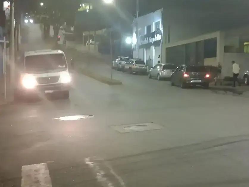Acidente entre carro e motocicleta ocorre na Rua Juca Machado, em Itabira