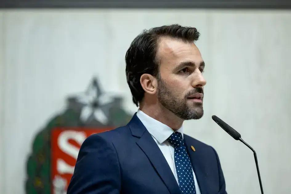 Deputado Lucas Bove denunciado por violência contra a ex-esposa Cíntia Chagas