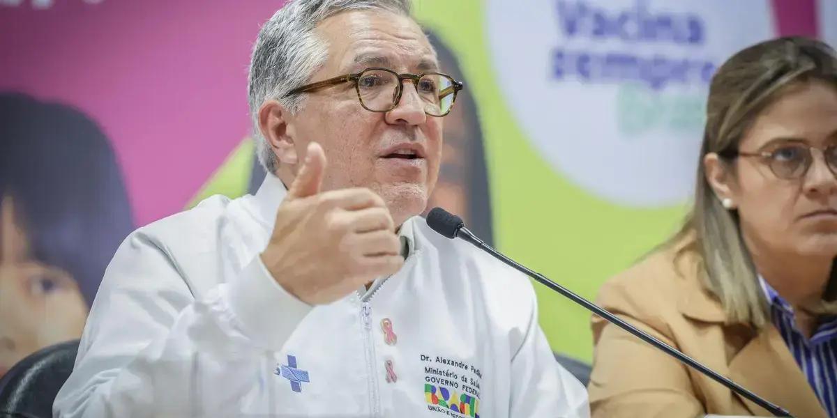 Ministro Alexandre Padilha convoca pais a atualizarem cadernetas de vacinação
