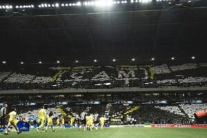 Atlético e Internacional se enfrentam no Beira-Rio; Rádio Caraça transmite ao vivo