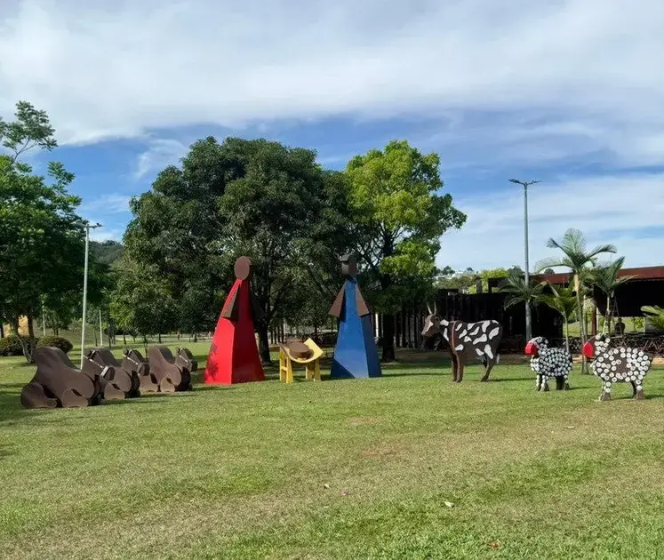 Ipatinga se prepara para o Natal com Presépio de Aço e Casinha do Papai Noel