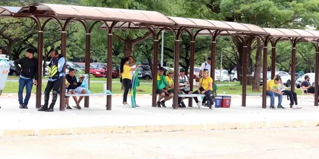 Jair Bolsonaro é visitado por médicos e advogados antes de audiência de custódia