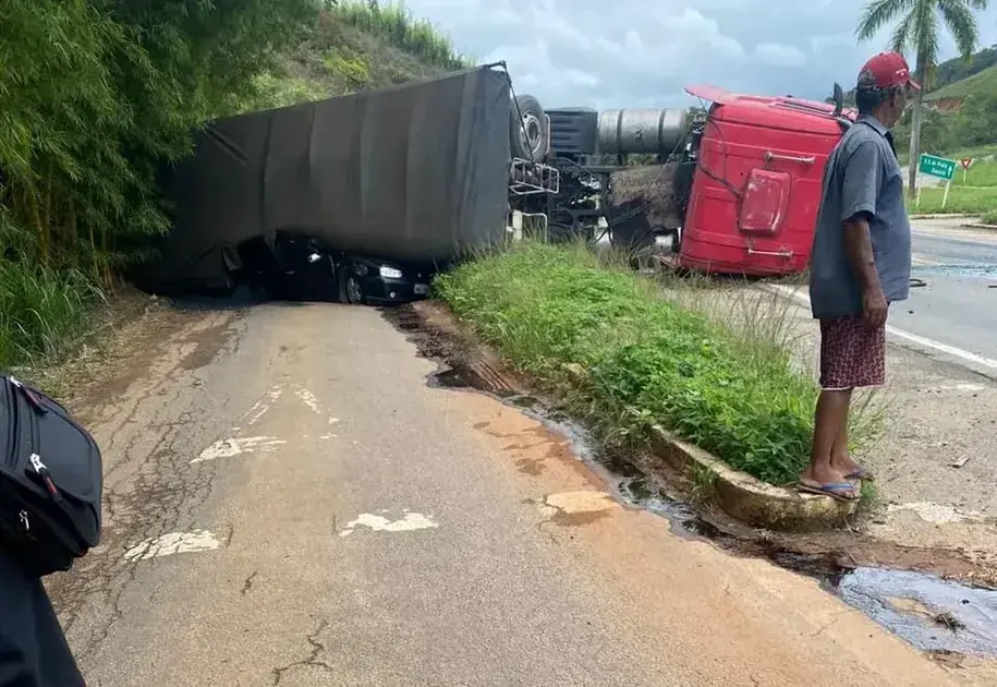 Acidente na BR-262: Carreta tomba e esmaga veículo em São Domingos do Prata