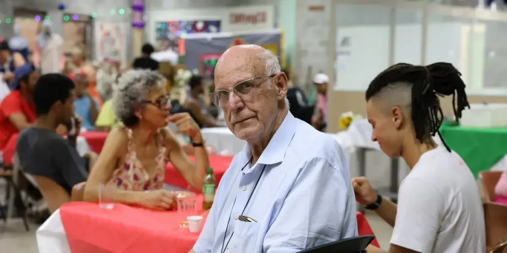 Almoço de Natal em SP: Júlio Lancelotti acolhe moradores de rua