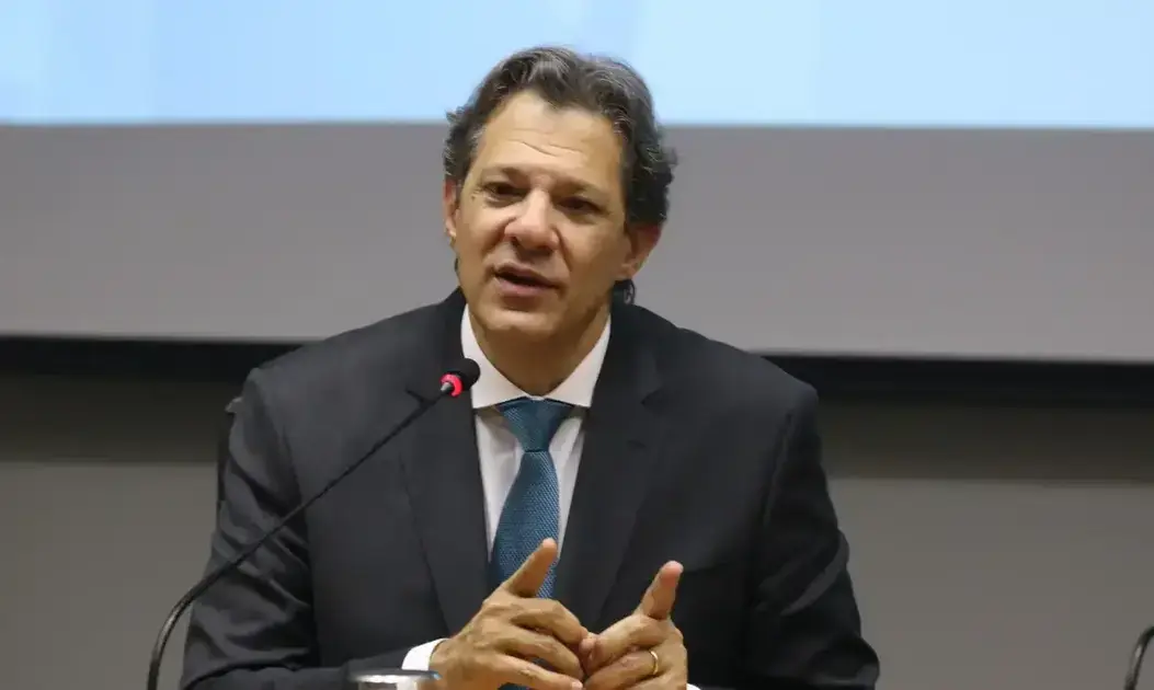 Fernando Haddad celebra a abertura da ponte Brasil-Paraguai e lança novo livro