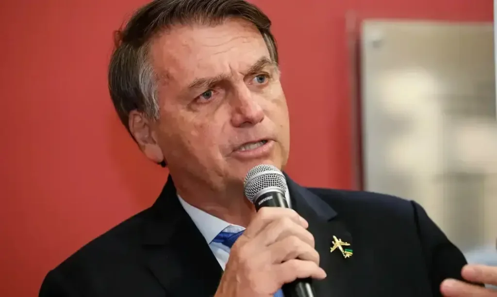 Jair Bolsonaro passa por segunda cirurgia para tratar crises de soluço