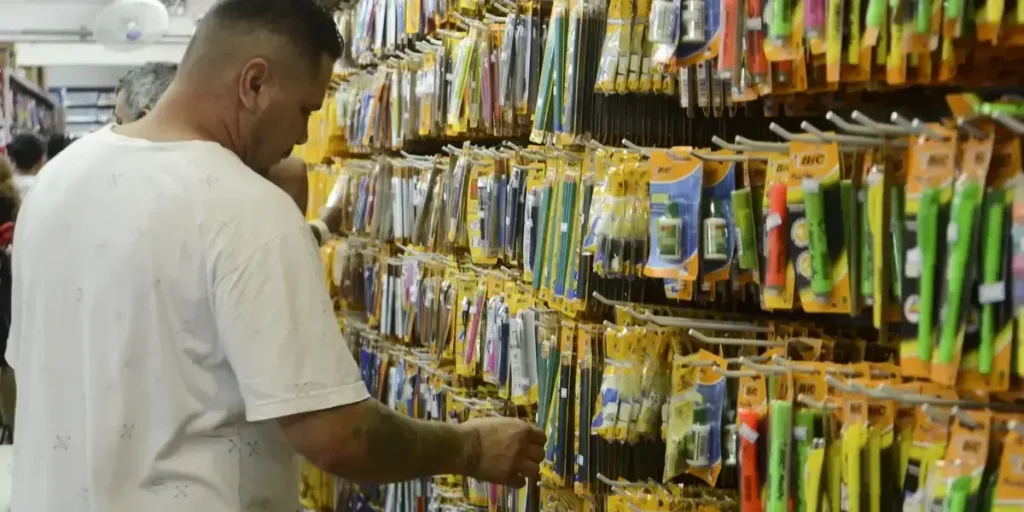 Caneta escolar em SP tem diferenças de até 276% de preço, revela Procon