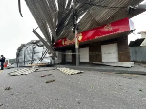 Colapso de telhado em Santa Luzia exige ação rápida dos bombeiros