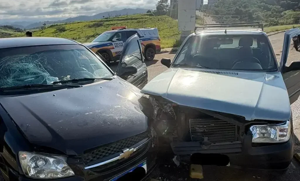 Colisão entre Corsa e Uno na manhã de hoje deixa feridos em Itabira