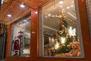 Comércio local brilha em concurso de vitrines de Natal em Itabira