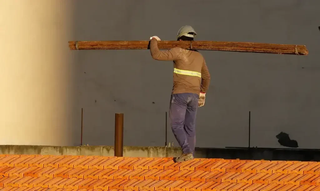 Construtora HR Domínio contrata servente, pedreiro, carpinteiro e bombeiro em Itabira