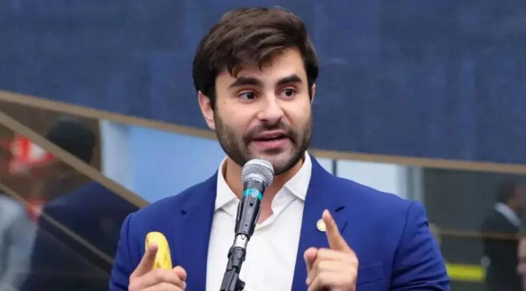 Denúncias contra Zema: Uso de avião oficial em pré-campanha é investigado