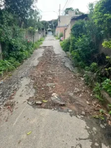 Moradores de Ribeira de Baixo enfrentam buracos na rua após intervenção do Saae