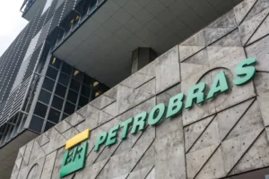 Petrobras reduz preço da gasolina A em 5,2% a partir de terça-feira