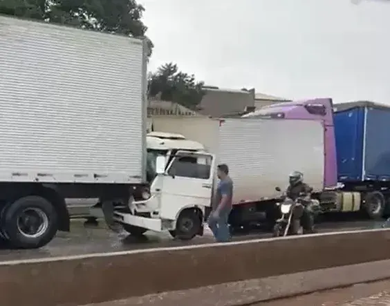 Acidente entre carretas e caminhão causa congestionamento no Anel Rodoviário de BH