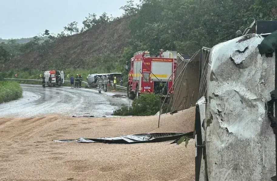 Acidente na BR-251 deixa um morto após colisão entre caminhão e Hilux