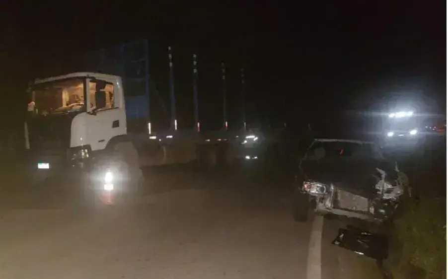 Colisão entre Fiat Uno e carreta causa acidente na AMG-1240 em Itabira