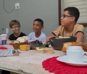 Crianças de Santa Maria de Itabira criam jornal artesanal com humor e crítica