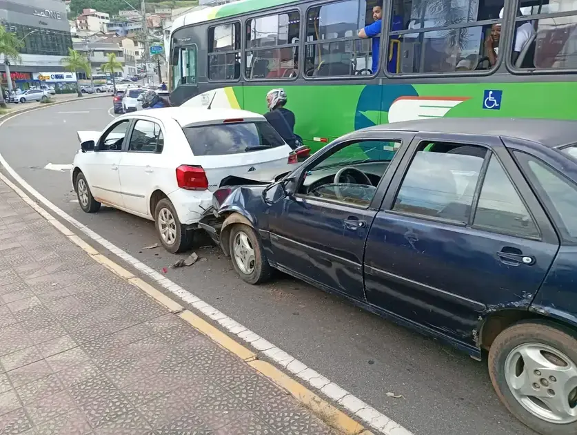 Engavetamento entre ônibus e carros causa congestionamento na avenida João Pinheiro
