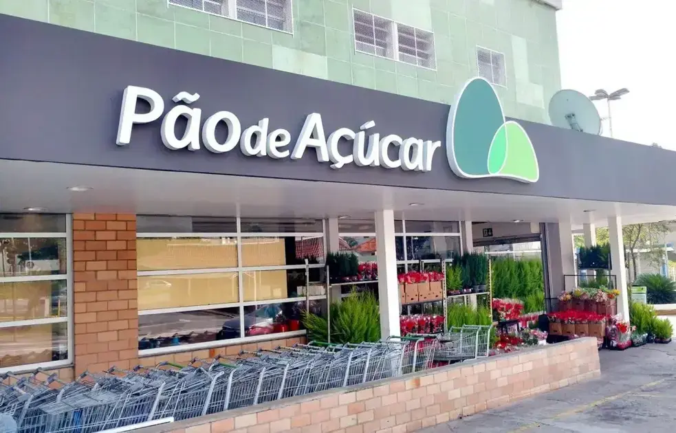 Grupo Pão de Açúcar planeja fechar até 700 lojas e demitir 30 mil funcionários Grupo Pão de Açúcar planeja fechar até 700 lojas e demitir 30 mil funcionários