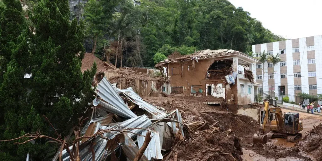 Lula sobrevoa áreas devastadas por chuvas em Minas Gerais neste sábado