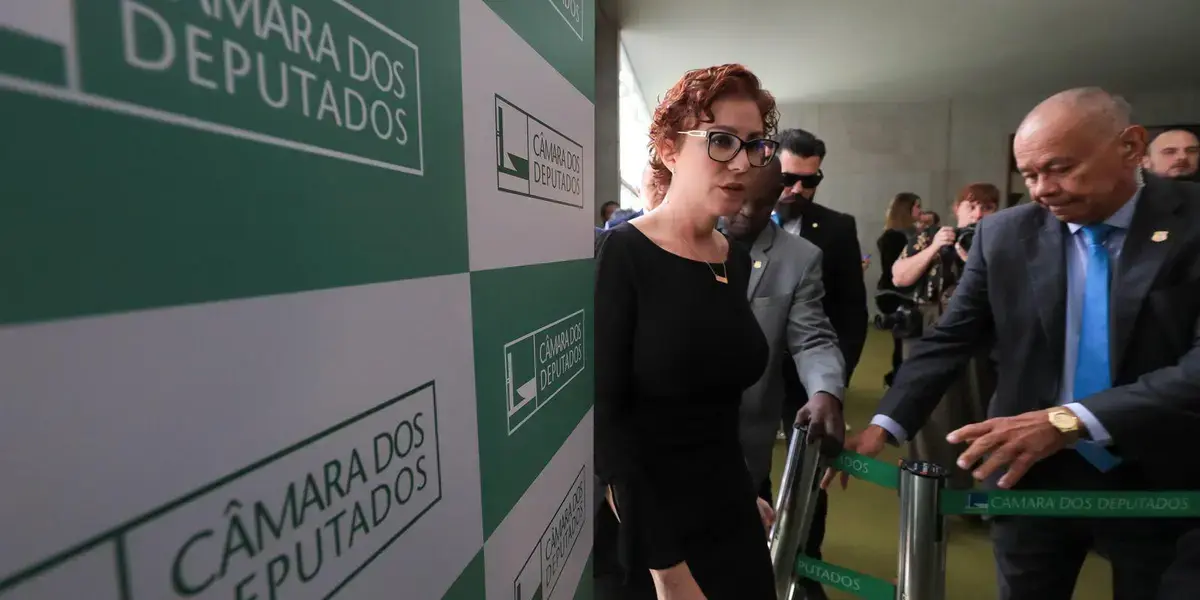 Ministro Moraes arquiva inquérito contra Carla Zambelli por obstrução
