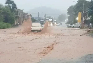 Alagamentos em Itabira: Chuva intensa causa transtornos na MG-129