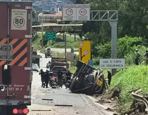 Caminhão tomba no Anel Rodoviário e motorista é levado ao hospital em BH