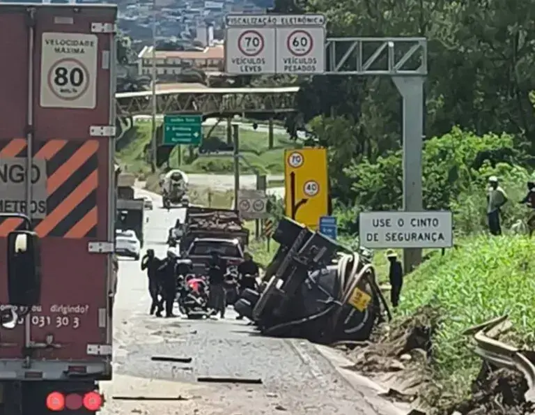 Caminhão tomba no Anel Rodoviário e motorista é levado ao hospital em BH