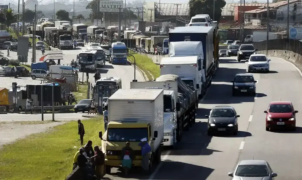 Caminhoneiros adiam decisão sobre greve nacional e governo monitora a situação