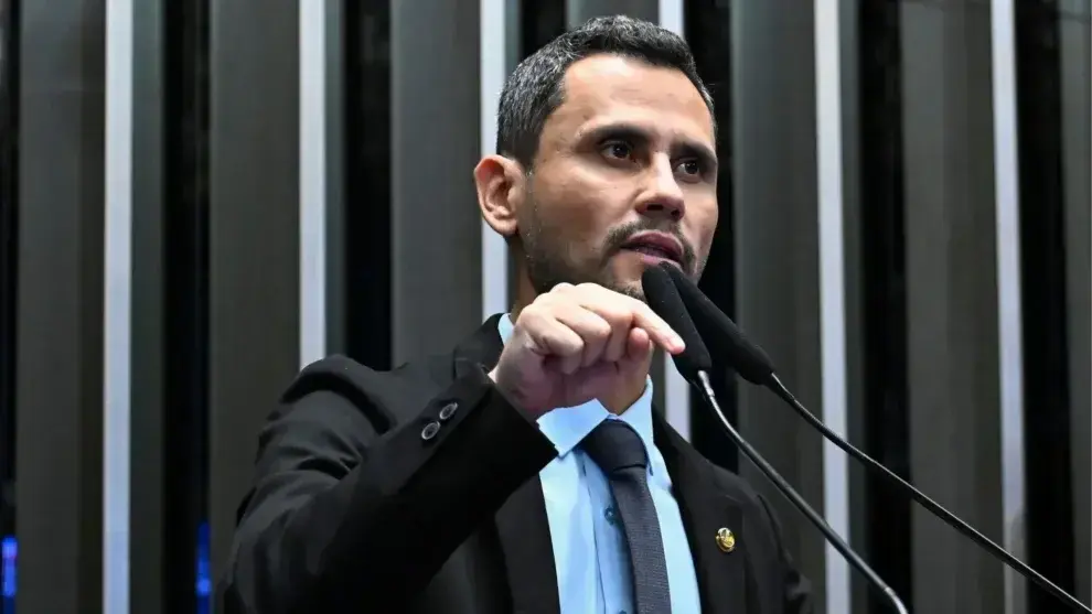 Cleitinho Azevedo se destaca na liderança do primeiro turno em Minas Gerais